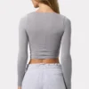 Gerafftes, langärmeliges Crop-Top in Grau