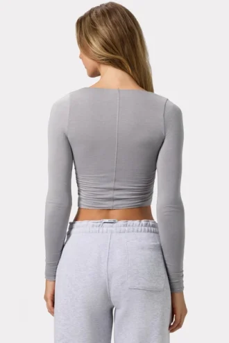 Gerafftes, langärmeliges Crop-Top in Grau