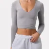 Gerafftes, langärmeliges Crop-Top in Grau