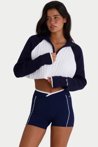 Gerippter, verkürzter Pullover mit Viertelreißverschluss in klassischem Marineblau