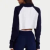 Gerippter, verkürzter Pullover mit Viertelreißverschluss in klassischem Marineblau Gerippter, verkürzter Pullover mit Viertelreißverschluss in klassischem Marineblau