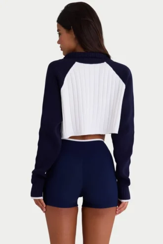 Gerippter, verkürzter Pullover mit Viertelreißverschluss in klassischem Marineblau