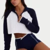 Gerippter, verkürzter Pullover mit Viertelreißverschluss in klassischem Marineblau Gerippter, verkürzter Pullover mit Viertelreißverschluss in klassischem Marineblau