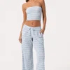 Niedrige Hose aus geripptem Jersey mit blauen Streifen Niedrige Hose aus geripptem Jersey mit blauen Streifen