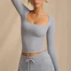 Geripptes Modal-Oberteil in Soft Blue Geripptes Modal-Oberteil in Soft Blue