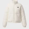 Gesteppte Pufferjacke aus Cord in Elfenbein Gesteppte Pufferjacke aus Cord in Elfenbein