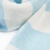 Gestreifter Strickschal in Puderblau