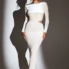 Ginevra-Maxikleid aus Samt mit langen Ärmeln in Elfenbein Ginevra-Maxikleid aus Samt mit langen Ärmeln in Elfenbein
