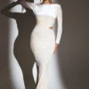 Ginevra-Maxikleid aus Samt mit langen Ärmeln in Elfenbein Ginevra-Maxikleid aus Samt mit langen Ärmeln in Elfenbein