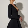 Graciela Minikleid mit Schleifendetail, tiefem Ausschnitt und A-Linien-Schnitt in Schwarz