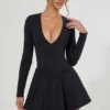 Graciela Minikleid mit Schleifendetail, tiefem Ausschnitt und A-Linien-Schnitt in Schwarz