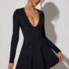 Graciela Minikleid mit Schleifendetail, tiefem Ausschnitt und A-Linien-Schnitt in Schwarz