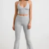 Grob gestrickte Hose mit Umschlag und ausgestelltem Bein in Grau meliert Grob gestrickte Hose mit Umschlag und ausgestelltem Bein in Grau meliert