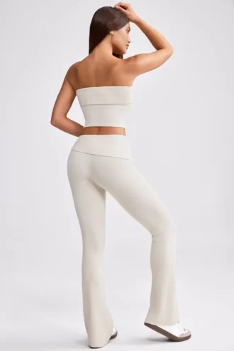 Grob gestrickte Kick-Flare-Hose mit Umschlag in Creme