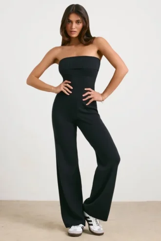 Grob gestrickter Bandeau-Jumpsuit mit ausgestelltem Bein in Schwarz