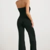 Grob gestrickter Bandeau-Jumpsuit mit ausgestelltem Bein in Schwarz Grob gestrickter Bandeau-Jumpsuit mit ausgestelltem Bein in Schwarz