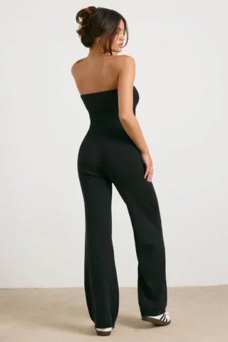 Grob gestrickter Bandeau-Jumpsuit mit ausgestelltem Bein in Schwarz