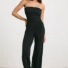 Grob gestrickter Bandeau-Jumpsuit mit ausgestelltem Bein in Schwarz Grob gestrickter Bandeau-Jumpsuit mit ausgestelltem Bein in Schwarz