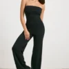 Grob gestrickter Bandeau-Jumpsuit mit ausgestelltem Bein in Schwarz Grob gestrickter Bandeau-Jumpsuit mit ausgestelltem Bein in Schwarz