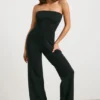 Grob gestrickter Bandeau-Jumpsuit mit ausgestelltem Bein in Schwarz Grob gestrickter Bandeau-Jumpsuit mit ausgestelltem Bein in Schwarz