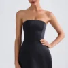 Haisley Bandeau-Minikleid mit strukturierter Tulpenform in Schwarz Haisley Bandeau-Minikleid mit strukturierter Tulpenform in Schwarz