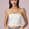 Hania Modal-Oberteil mit Broderie Anglaise in Weiß Hania Modal-Oberteil mit Broderie Anglaise in Weiß