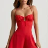 Helaia Playsuit mit Rüschen und offenem Rücken in Scharlachrot