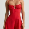 Helaia Playsuit mit Rüschen und offenem Rücken in Scharlachrot