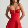 Helaia Playsuit mit Rüschen und offenem Rücken in Scharlachrot