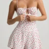 Helaia Playsuit mit Rüschen und rückenfreiem Ausschnitt in Kirschprint