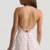 Helaia Playsuit mit Rüschen und rückenfreiem Ausschnitt in Kirschprint