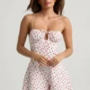 Helaia Playsuit mit Rüschen und rückenfreiem Ausschnitt in Kirschprint