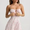 Helaia Playsuit mit Rüschen und rückenfreiem Ausschnitt in Kirschprint