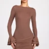 Helena – Geripptes Modal-Minikleid mit langen Ärmeln und Drapierung in Mokka