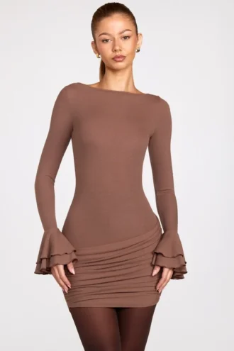 Helena – Geripptes Modal-Minikleid mit langen Ärmeln und Drapierung in Mokka