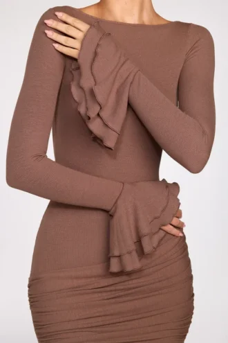 Helena – Geripptes Modal-Minikleid mit langen Ärmeln und Drapierung in Mokka