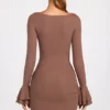 Helena – Geripptes Modal-Minikleid mit langen Ärmeln und Drapierung in Mokka
