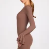 Helena – Geripptes Modal-Minikleid mit langen Ärmeln und Drapierung in Mokka