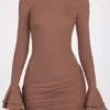 Helena – Geripptes Modal-Minikleid mit langen Ärmeln und Drapierung in Mokka