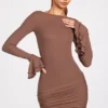Helena – Geripptes Modal-Minikleid mit langen Ärmeln und Drapierung in Mokka