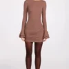 Helena – Geripptes Modal-Minikleid mit langen Ärmeln und Drapierung in Mokka