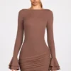 Helena – Geripptes Modal-Minikleid mit langen Ärmeln und Drapierung in Mokka