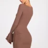 Helena – Geripptes Modal-Minikleid mit langen Ärmeln und Drapierung in Mokka