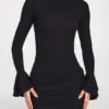 Helena – Langärmliges, drapiertes Minikleid aus geripptem Modal in Schwarz