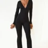 Helene Modal-Jumpsuit mit Rüschen, tiefem Ausschnitt und ausgestelltem Schnitt in Schwarz