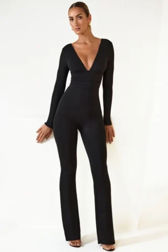 Helene Modal-Jumpsuit mit Rüschen, tiefem Ausschnitt und ausgestelltem Schnitt in Schwarz