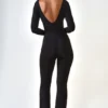 Helene Modal-Jumpsuit mit Rüschen, tiefem Ausschnitt und ausgestelltem Schnitt in Schwarz