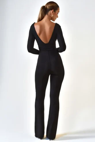 Helene Modal-Jumpsuit mit Rüschen, tiefem Ausschnitt und ausgestelltem Schnitt in Schwarz