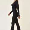 Helene Modal-Jumpsuit mit Rüschen, tiefem Ausschnitt und ausgestelltem Schnitt in Schwarz
