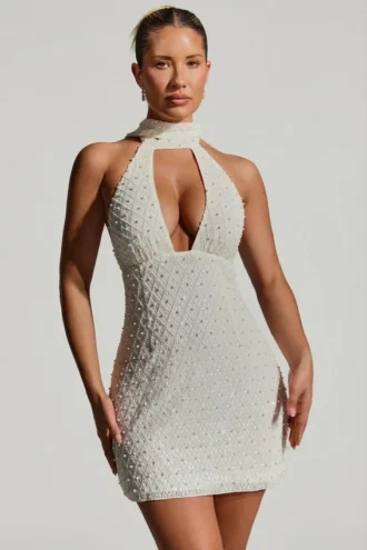 Henrietta – Verziertes Minikleid mit Schalschmuck und Neckholder-Ausschnitt in Weiß